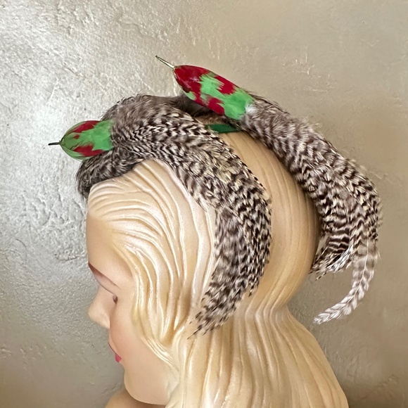 ASTOUNDING HIG FASHION 1940's SPOTTED FEATHER HAT WITH 2 "BIRDS"/TAILS - Picture 5 of 16